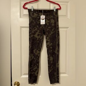 Vuori stride leggings size medium new